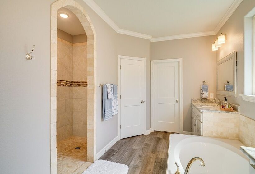 Bryan Home W/ Covered Patio: 6 Mi To Texas A&m!