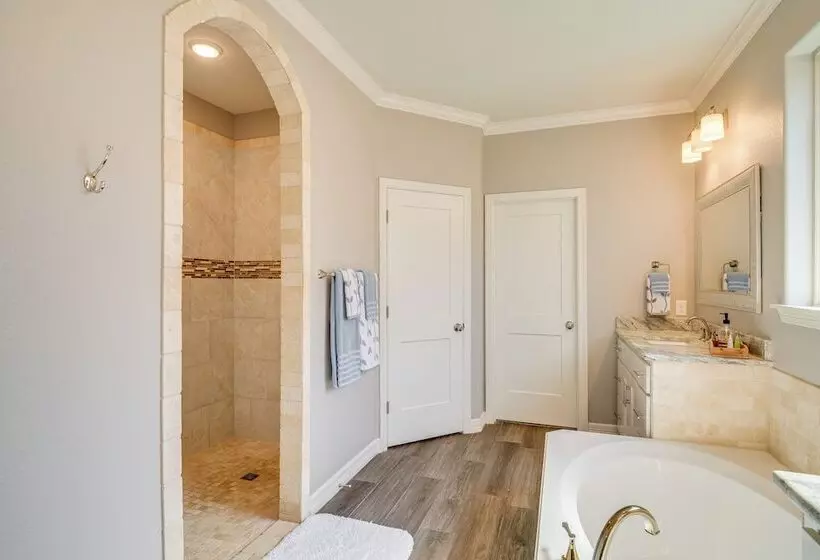 Bryan Home W/ Covered Patio: 6 Mi To Texas A&m!