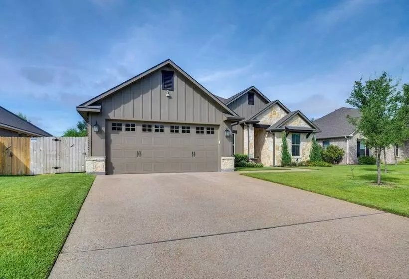 Bryan Home W/ Covered Patio: 6 Mi To Texas A&m!
