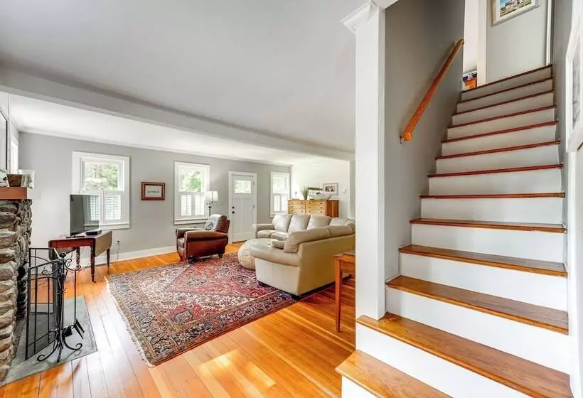 2 Mi To Dtwn: 2 Acre Retreat W/ Large Yard!