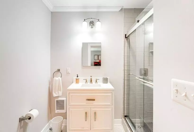 2 Mi To Dtwn: 2 Acre Retreat W/ Large Yard!