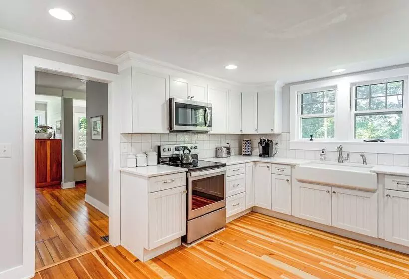 2 Mi To Dtwn: 2 Acre Retreat W/ Large Yard!