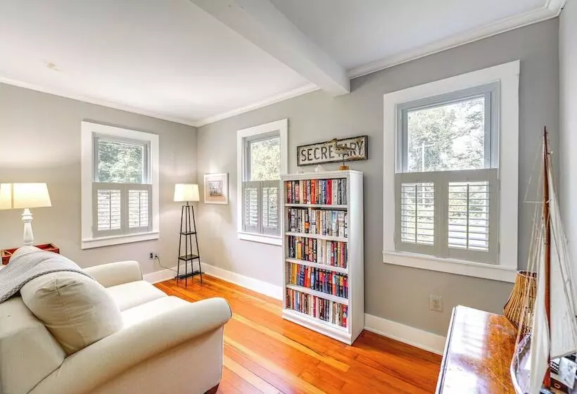 2 Mi To Dtwn: 2 Acre Retreat W/ Large Yard!