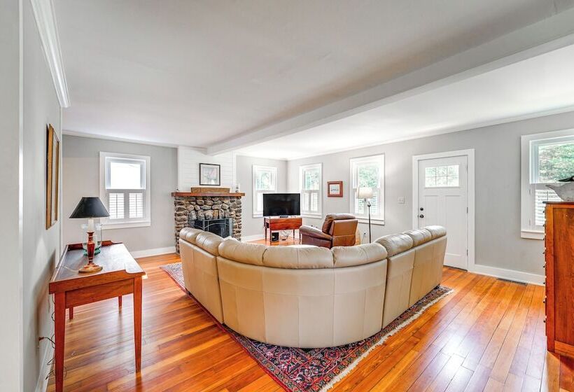 2 Mi To Dtwn: 2 Acre Retreat W/ Large Yard!