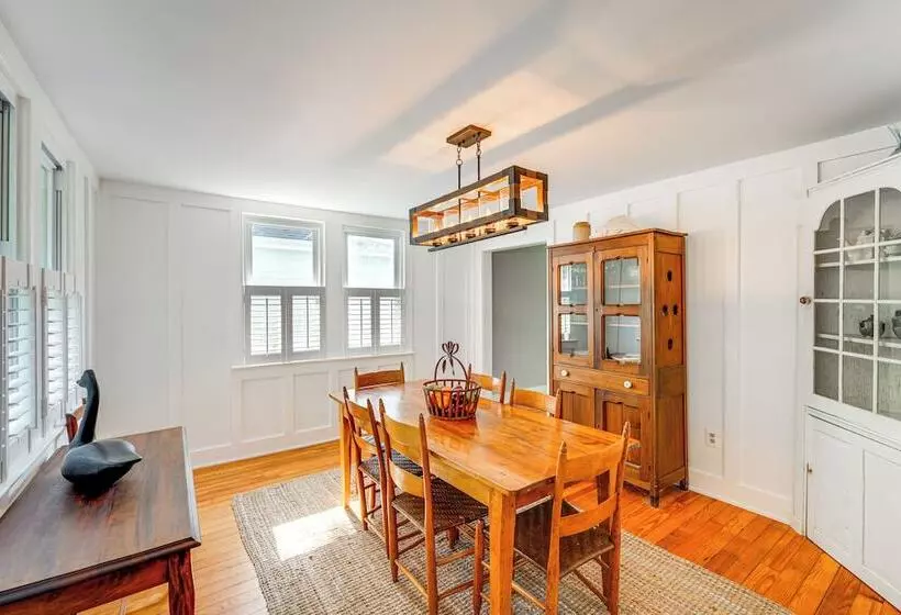 2 Mi To Dtwn: 2 Acre Retreat W/ Large Yard!