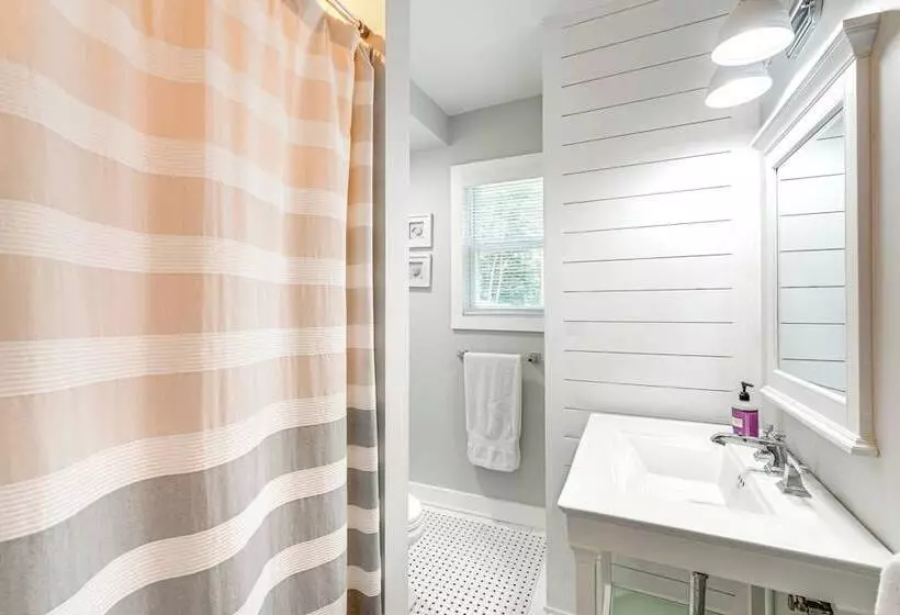 2 Mi To Dtwn: 2 Acre Retreat W/ Large Yard!