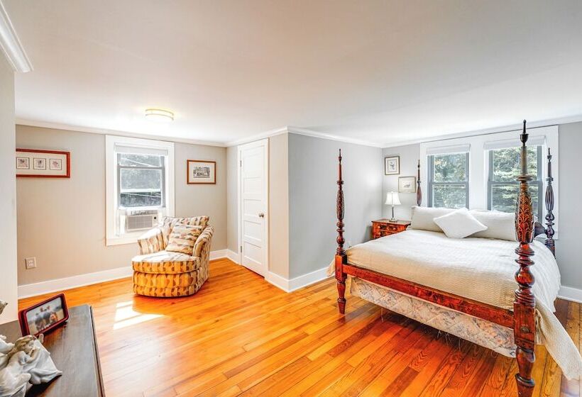 2 Mi To Dtwn: 2 Acre Retreat W/ Large Yard!