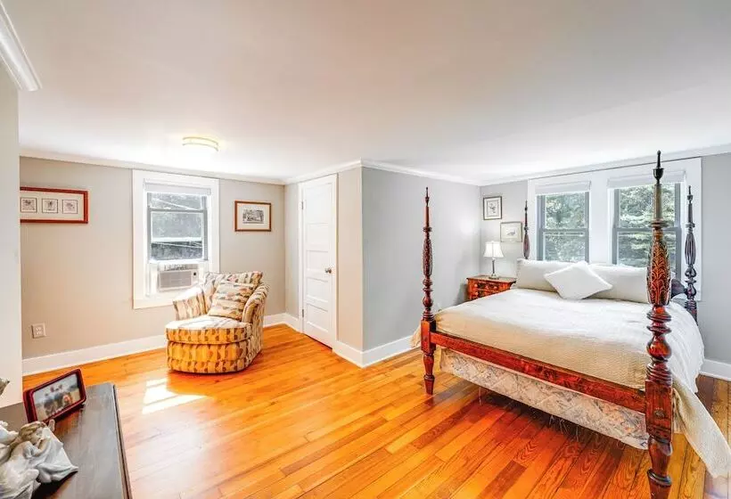 2 Mi To Dtwn: 2 Acre Retreat W/ Large Yard!