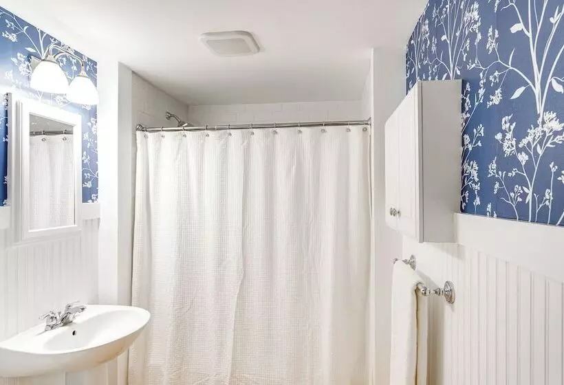 2 Mi To Dtwn: 2 Acre Retreat W/ Large Yard!