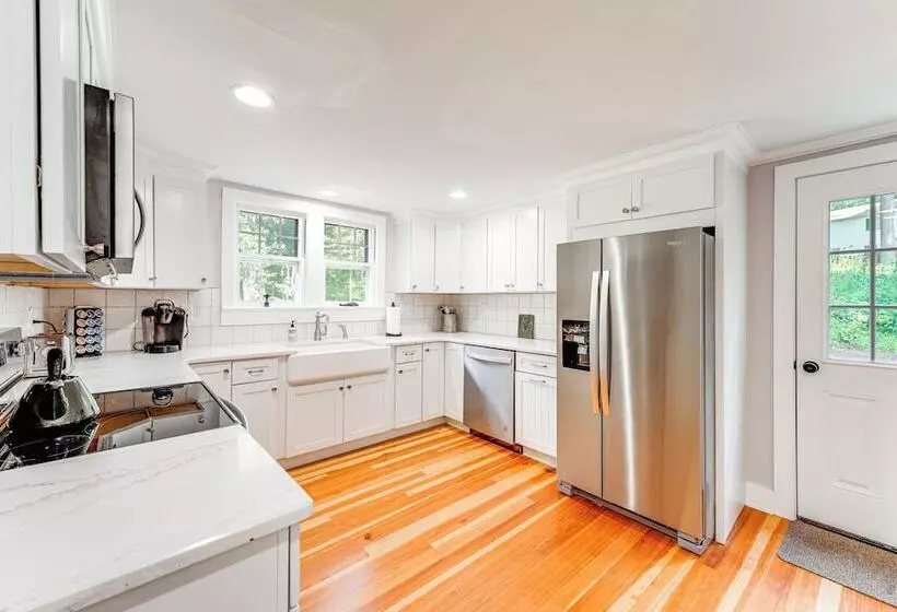 2 Mi To Dtwn: 2 Acre Retreat W/ Large Yard!