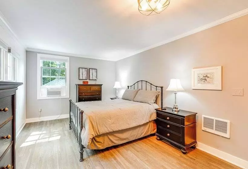 2 Mi To Dtwn: 2 Acre Retreat W/ Large Yard!