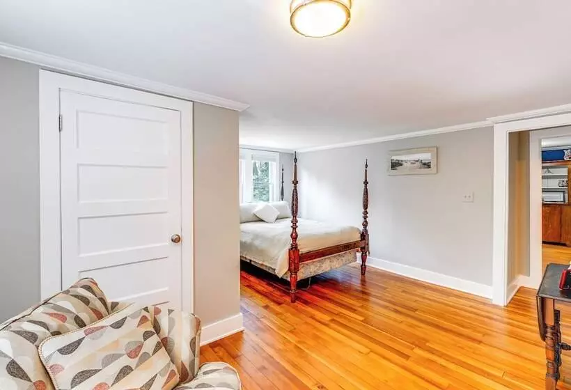 2 Mi To Dtwn: 2 Acre Retreat W/ Large Yard!