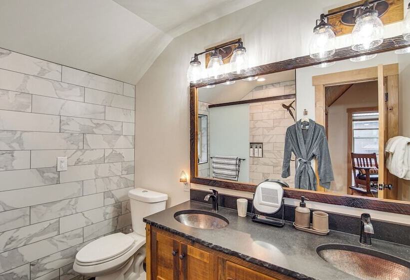 Cle Elum Cabin W/ Hot Tub, 4 Grills & Game Room!