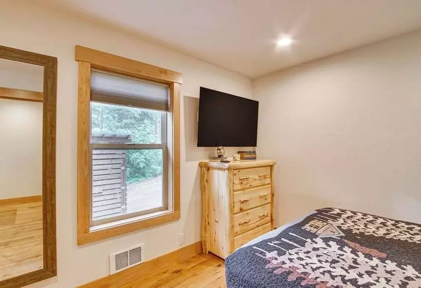 Cle Elum Cabin W/ Hot Tub, 4 Grills & Game Room!