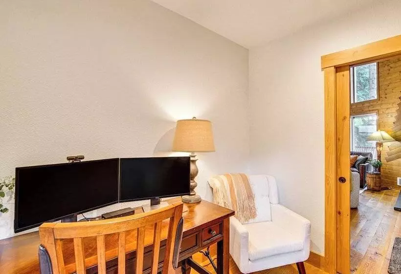 Cle Elum Cabin W/ Hot Tub, 4 Grills & Game Room!