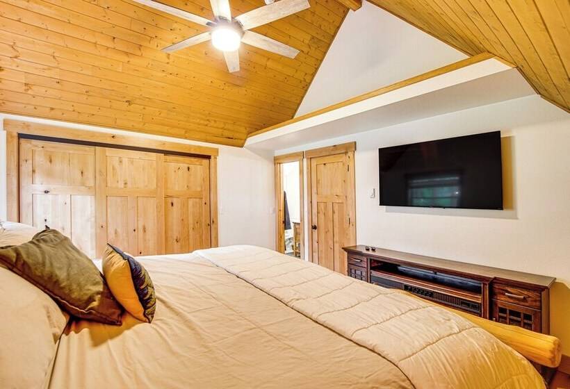 Cle Elum Cabin W/ Hot Tub, 4 Grills & Game Room!