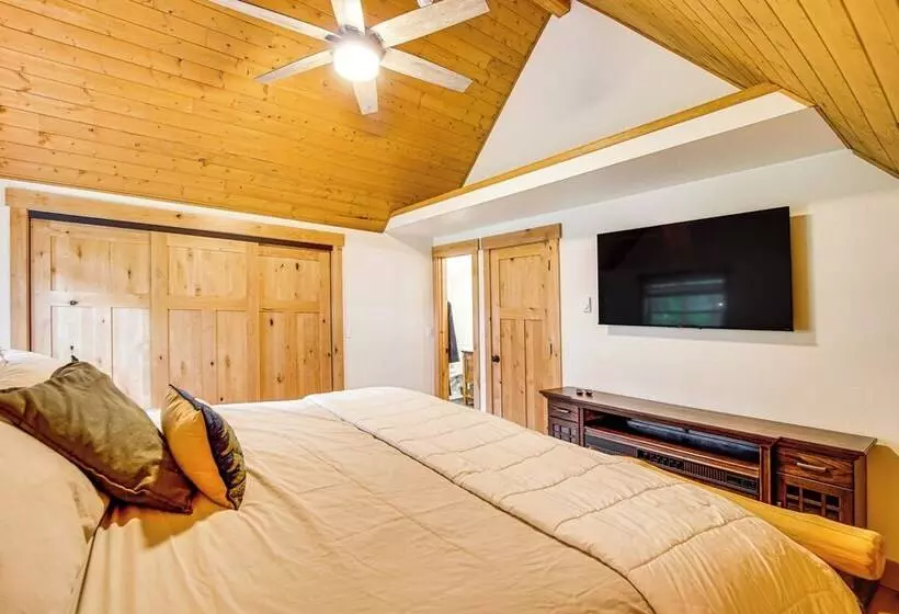 Cle Elum Cabin W/ Hot Tub, 4 Grills & Game Room!