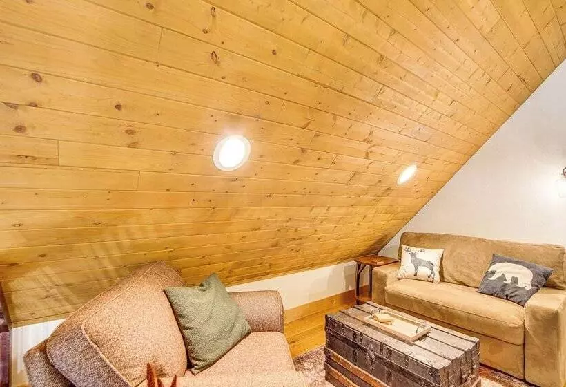 Cle Elum Cabin W/ Hot Tub, 4 Grills & Game Room!