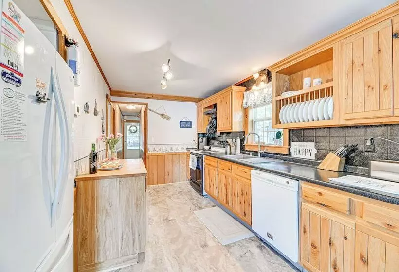 Cottage On Lamoka Lake W/ Deck, Grill & 3 Kayaks