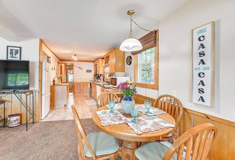 Cottage On Lamoka Lake W/ Deck, Grill & 3 Kayaks