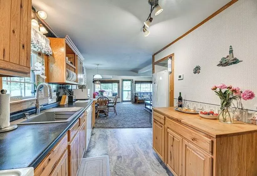 Cottage On Lamoka Lake W/ Deck, Grill & 3 Kayaks