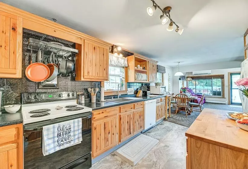Cottage On Lamoka Lake W/ Deck, Grill & 3 Kayaks