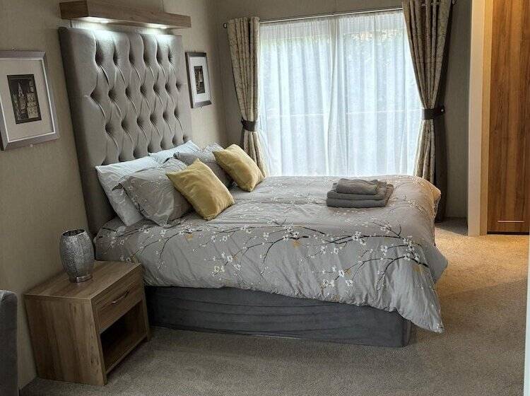 Отель Cozy Edinburgh Lodge With Stunning Views