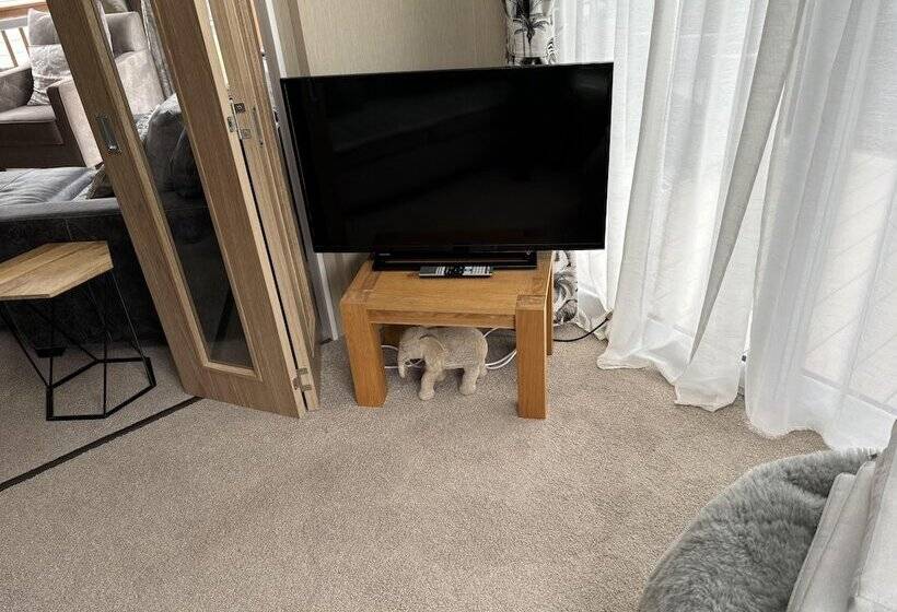 Отель Cozy Edinburgh Lodge With Stunning Views