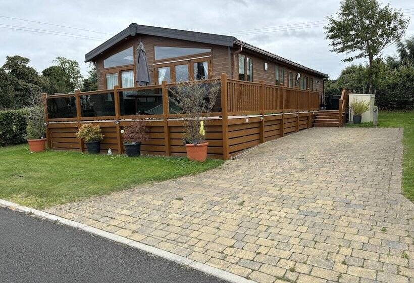 Отель Cozy Edinburgh Lodge With Stunning Views