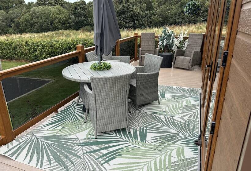 Отель Cozy Edinburgh Lodge With Stunning Views