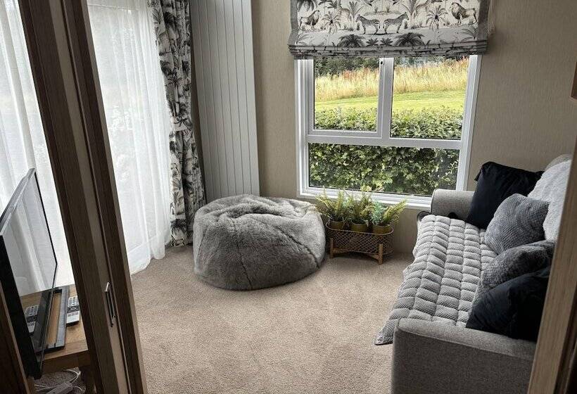 Отель Cozy Edinburgh Lodge With Stunning Views