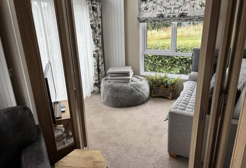 Отель Cozy Edinburgh Lodge With Stunning Views