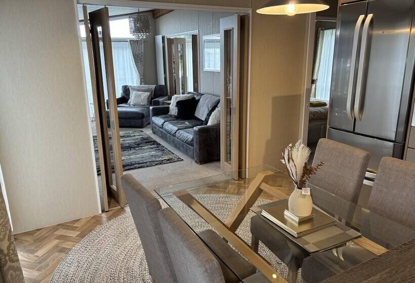 Отель Cozy Edinburgh Lodge With Stunning Views