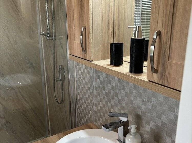 Отель Cozy Edinburgh Lodge With Stunning Views