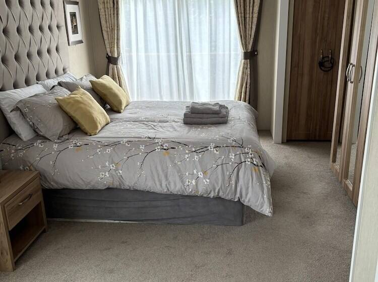 Отель Cozy Edinburgh Lodge With Stunning Views