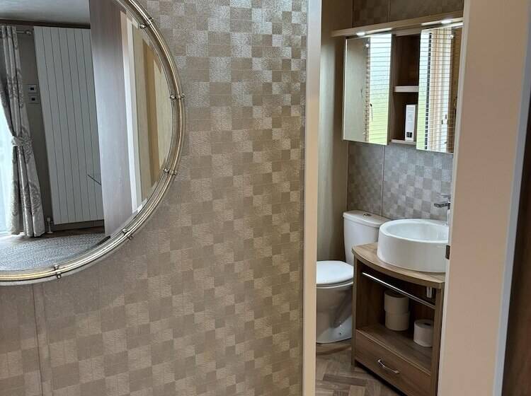 Отель Cozy Edinburgh Lodge With Stunning Views