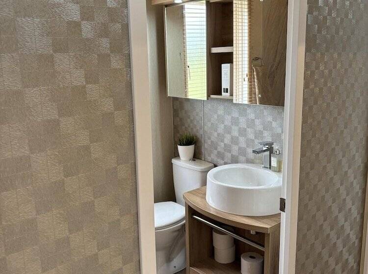 Отель Cozy Edinburgh Lodge With Stunning Views