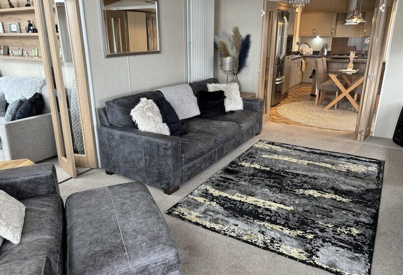 Отель Cozy Edinburgh Lodge With Stunning Views