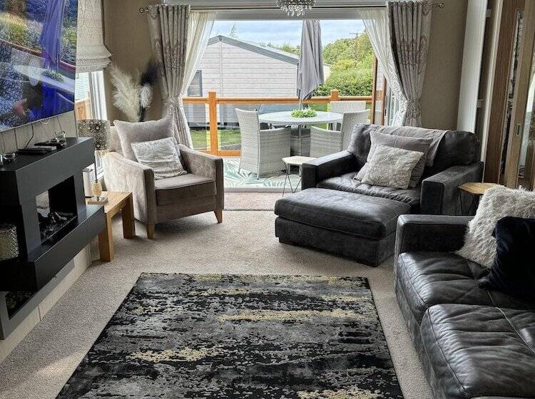 Отель Cozy Edinburgh Lodge With Stunning Views