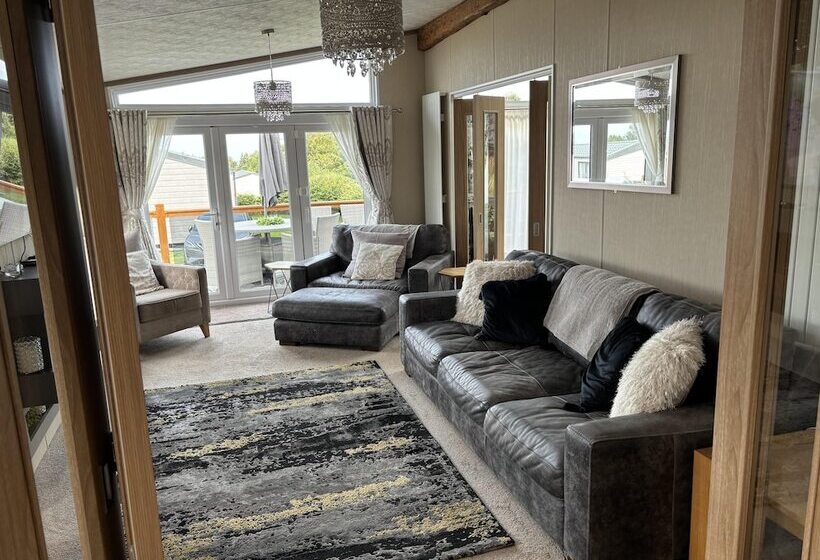 Отель Cozy Edinburgh Lodge With Stunning Views