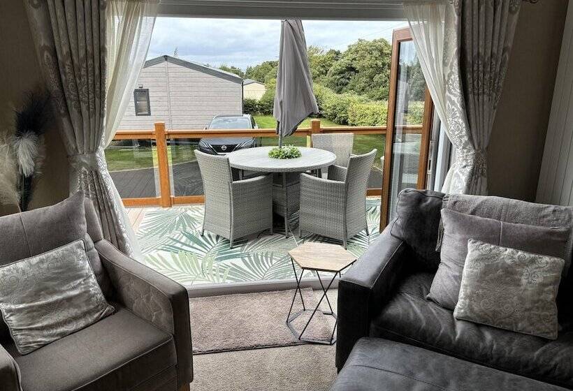 Отель Cozy Edinburgh Lodge With Stunning Views