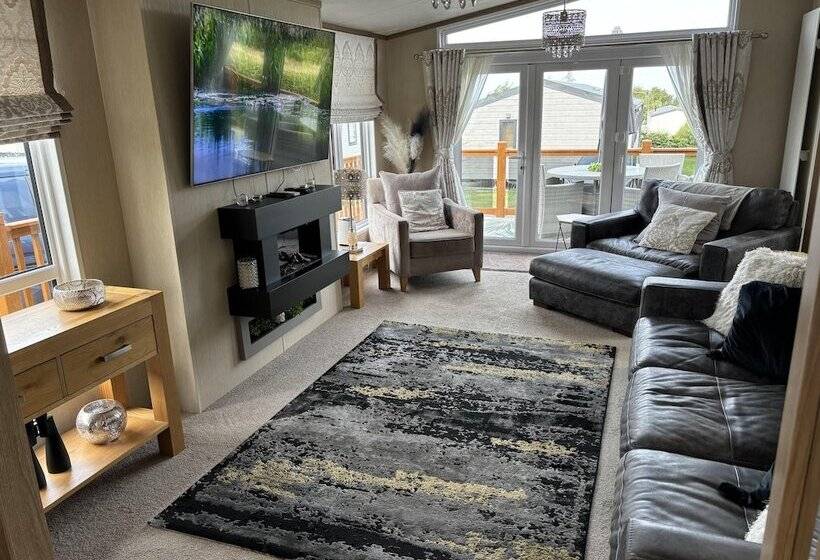 Отель Cozy Edinburgh Lodge With Stunning Views