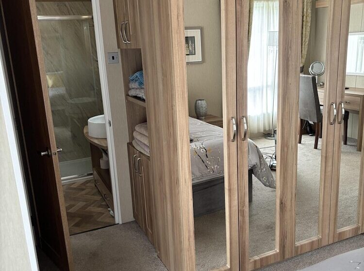 Отель Cozy Edinburgh Lodge With Stunning Views