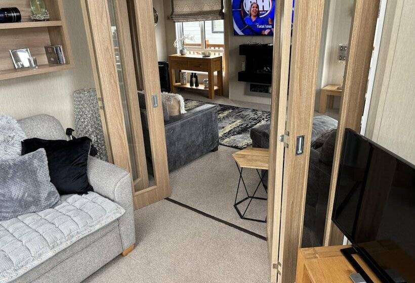 Отель Cozy Edinburgh Lodge With Stunning Views