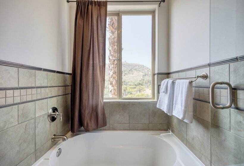 Keys Creek & Casita Avantstay Sleeps 30 Estate Vineyard, Pool, Courts, Theater, Views