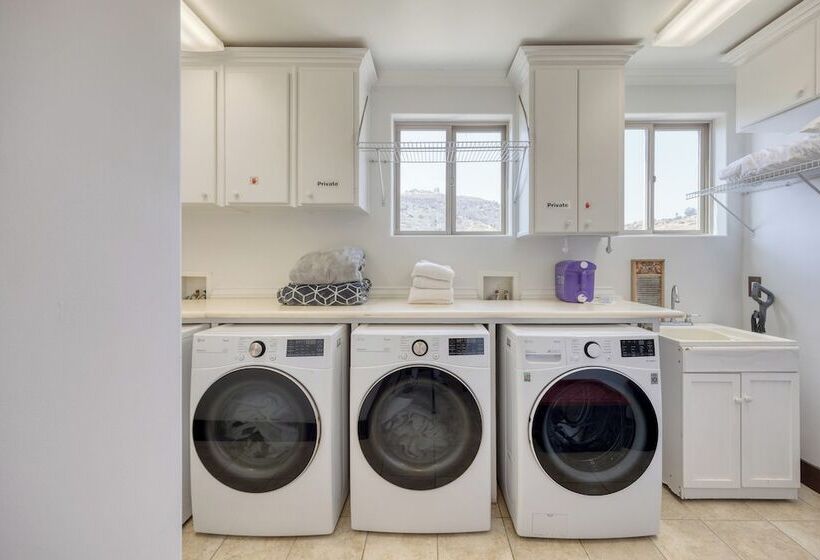 Keys Creek & Casita Avantstay Sleeps 30 Estate Vineyard, Pool, Courts, Theater, Views