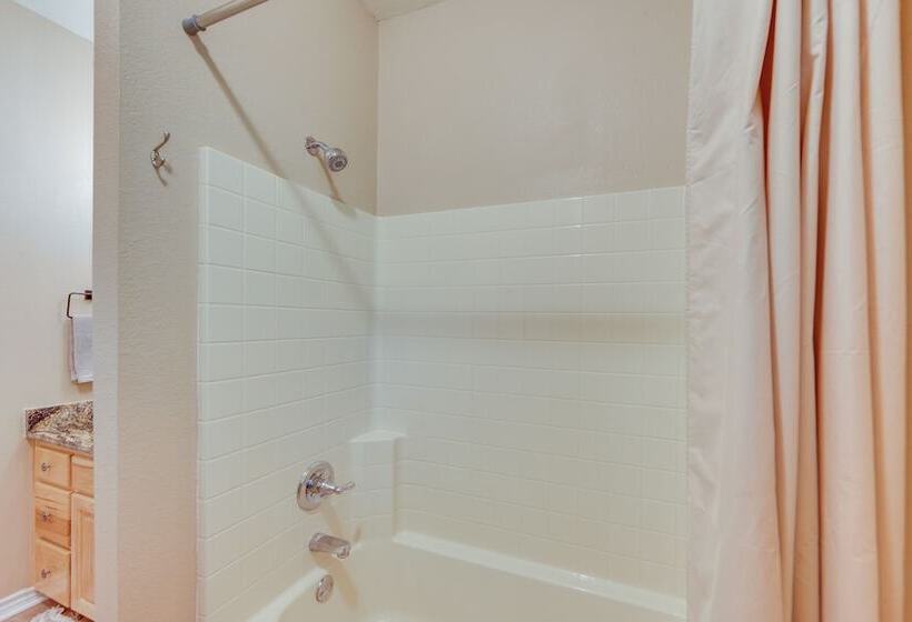 Lakefront Gladewater Retreat W/ Dock + Hot Tub!