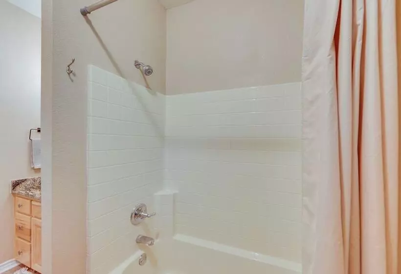 Lakefront Gladewater Retreat W/ Dock + Hot Tub!