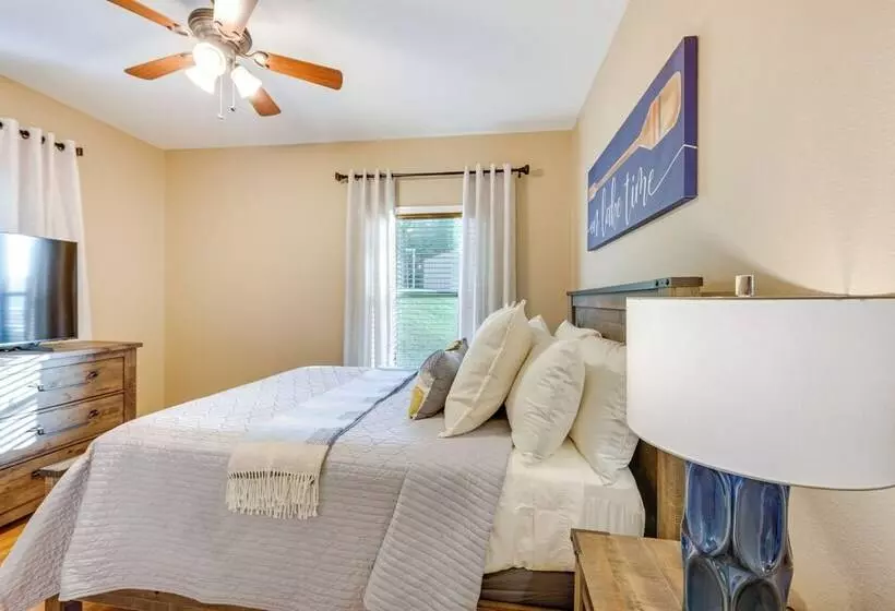 Lakefront Gladewater Retreat W/ Dock + Hot Tub!