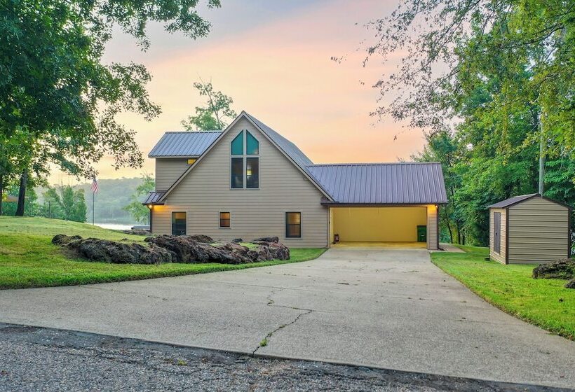 Lakefront Gladewater Retreat W/ Dock + Hot Tub!